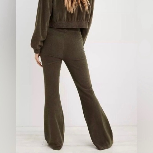 NWT Aerie Groove On High Waisted Velour Flare Olive Green Pants, size M - Picture 3 of 12